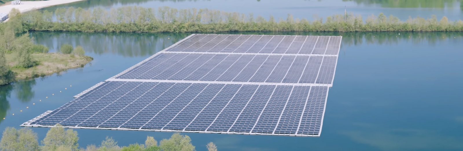 Une vue des panneaux solaires sur un étan